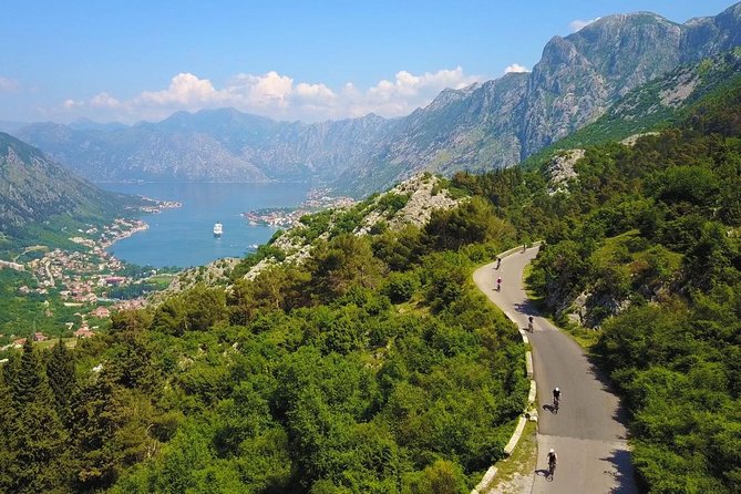 Epic 25 Turns Downhill Bike Descent w/ Panoramic Cable Car Ascent - Why the 25 Turns descent feels different from a typical tour