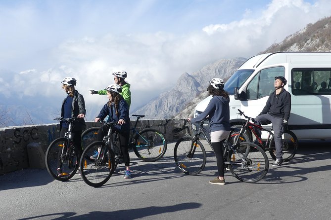 Express Cable Car ascent & 25Turns Epic Bike Descent. - Stops, views, and a café break with real-world quirks